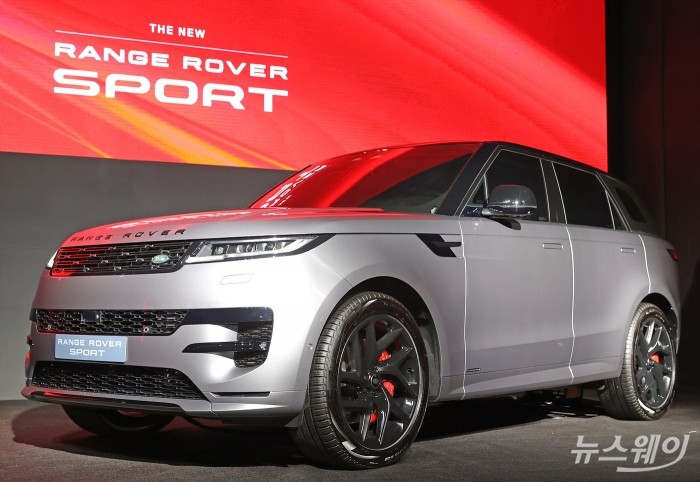 재규어 랜드로버 코리아가 11일 서울 강남구 서울옥션 강남센터에서 올 뉴 레인지로버 스포츠 차량을 선보이고 있다. 사진=이수길 기자 leo2004@newsway.co.kr
