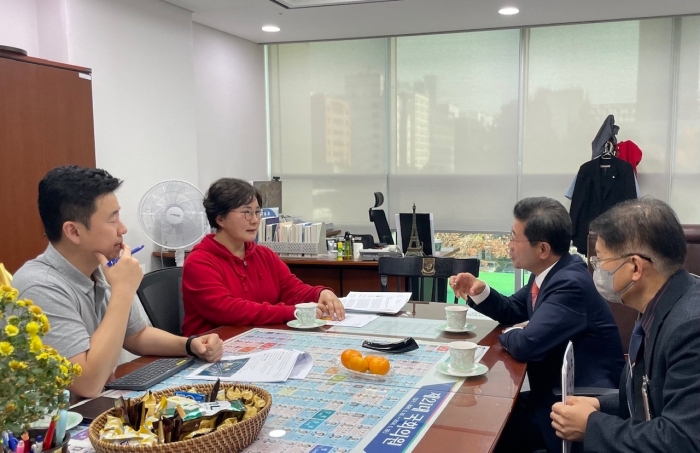 정인화 광양시장이 17일 국회를 방문해 예결위 위원들을 만나 건의사업들을 설명하고 적극적인 협력을 요청하고 있다.