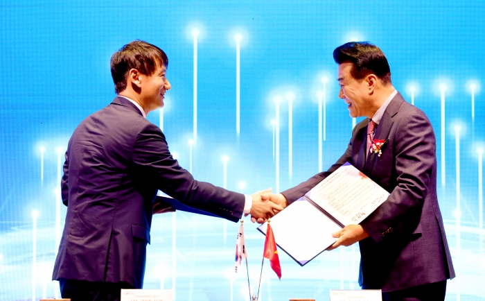 홈앤쇼핑 – K-Market MOU 체결 사진. (왼쪽부터) 이원섭 홈앤쇼핑 대표이사, 김기문 중소기업중앙회 회장, 고상구 K-market 회장/사진=홈앤쇼핑 제공