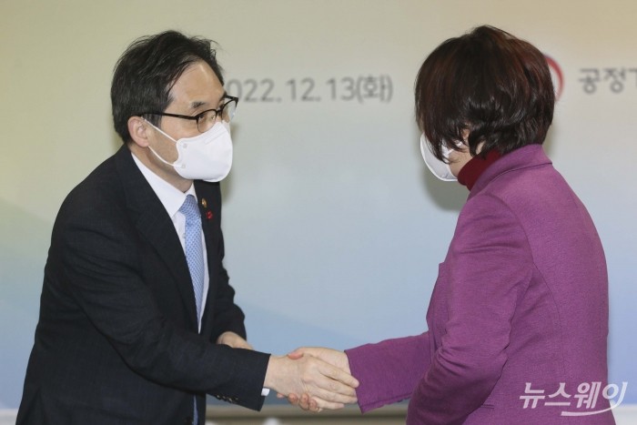 한기정 공정거래위원장과 이정한 한국여성경제인협회 회장이 13일 오후 서울 여의도 중소기업중앙회에서 열린 '초청 중소기업인과 간담회'에서 악수를 하고 있다. 사진=강민석 기자 kms@newsway.co.kr