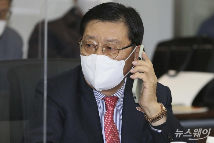 이한욱 부울경신기술사업협동조합 이사장이 13일 오후 서울 여의도 중소기업중앙회에서 열린 '초청 중소기업인과 간담회'에 앞서 통화를 하고 있다. 사진=강민석 기자 kms@newsway.co.kr