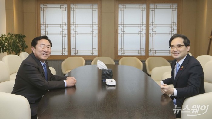 한기정 공정거래위원장과 김기문 중소기업중앙회장이 13일 오후 서울 여의도 중소기업중앙회에서 열린 '초청 중소기업인과 간담회'에 앞서 대화를 나누고 있다. 사진=강민석 기자 kms@newsway.co.kr