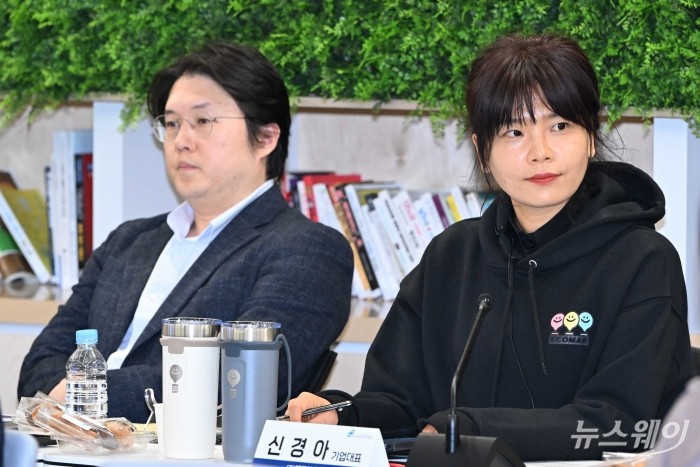 (오른쪽)신경아 에코카우 대표와 김택균 탈로수 대표가 2일 오후 서울 강서구 창업허브엠플러스에서 열린 공공데이터 활용 촉진을 위한 기업인과의 만남(제5기 공공데이터전략위원회 3차 회의)에 참석해 자리하고 있다. 사진=강민석 기자 kms@newsway.co.kr