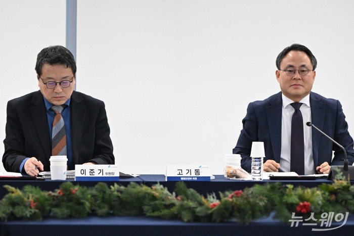 (오른쪽)고기동 행정안전부 차관과 이준기 공공데이터전략위원회 위원장이 2일 오후 서울 강서구 창업허브엠플러스에서 열린 공공데이터 활용 촉진을 위한 기업인과의 만남(제5기 공공데이터전략위원회 3차 회의)에 참석해 자리하고 있다. 사진=강민석 기자 kms@newsway.co.kr