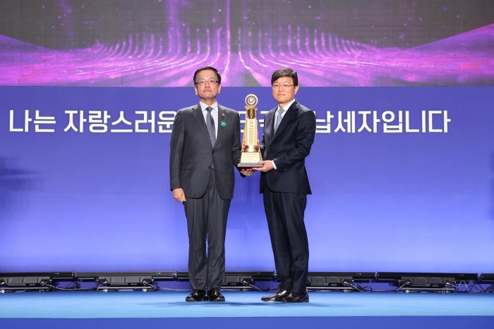 최상목 부총리 겸 기획재정부 장관과 김동중 삼성바이오로직스 경영지원센터장(부사장)이 기념촬영을 하는 모습. 삼성바이오로직스 제공