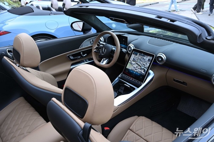 메르세데스-벤츠 코리아가 18일 오전 서울 강남구 AMG 서울 전시장에서 '메르세데스-AMG SL 63 4MATIC+ 마누팍투어' 신차량을 선보이고 있다. 사진=강민석 기자 kms@newsway.co.kr