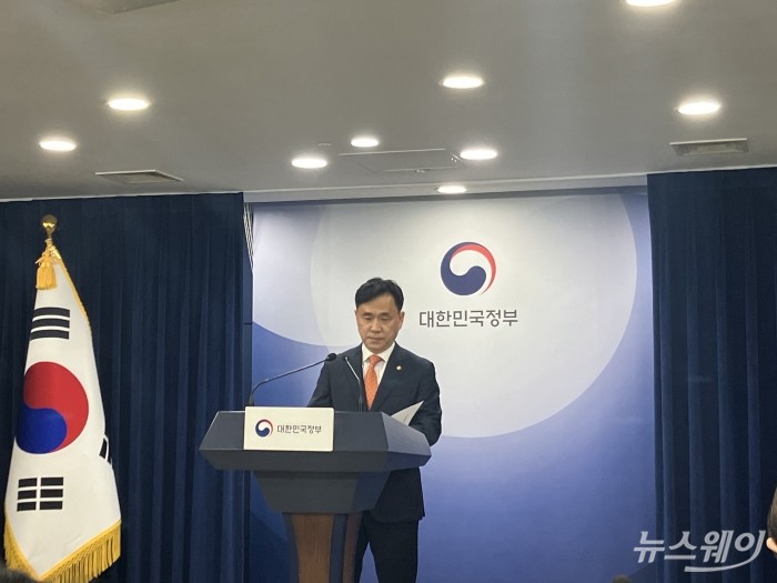 네이버 라인 사태 관련해 긴급 브리핑을 진행 중인 강도현 과기정통부 제2차관. 사진=김세현 기자