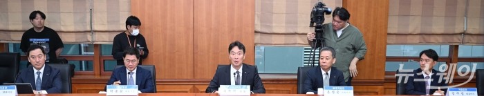 이복현 금융감독원 원장이 3일 오전 서울 여의도 금융투자협회에서 열린 증권회사 CEO 간담회에서 모두발언을 하고 있다. (왼쪽부터)김성환 한국투자증권 대표이사, 박종문 삼성증권 대표이사, 이 금감원장, 윤병운 NH투자증권 대표이사, 엄주성 키움증권 대표이사. 사진=강민석 기자 kms@newsway.co.kr