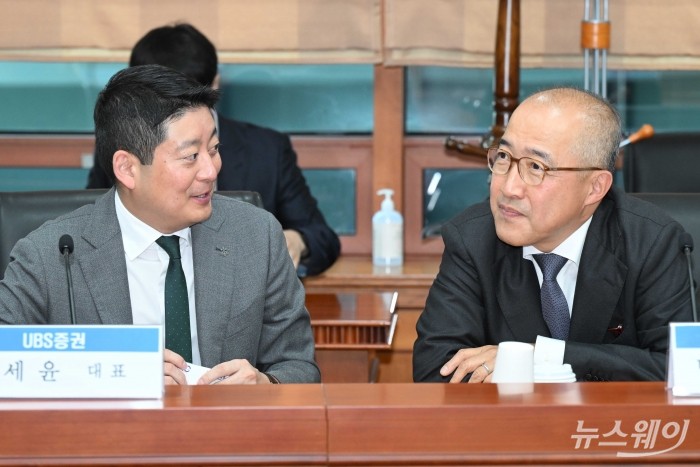 (왼쪽)장세윤 USB증권 대표와 박태진 제이피모간 회장이 3일 오전 서울 여의도 금융투자협회에서 열린 증권회사 CEO 간담회에 참석해 대화를 하고 있다. 사진=강민석 기자 kms@newsway.co.kr