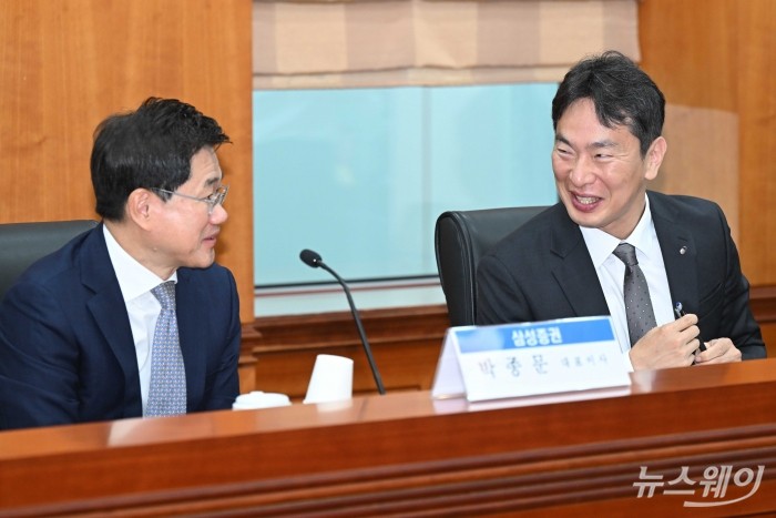 (오른쪽)이복현 금융감독원 원장과 박종문 삼성증권 대표이사가 3일 오전 서울 여의도 금융투자협회에서 열린 증권회사 CEO 간담회에서 대화를 하고 있다. 사진=강민석 기자 kms@newsway.co.kr
