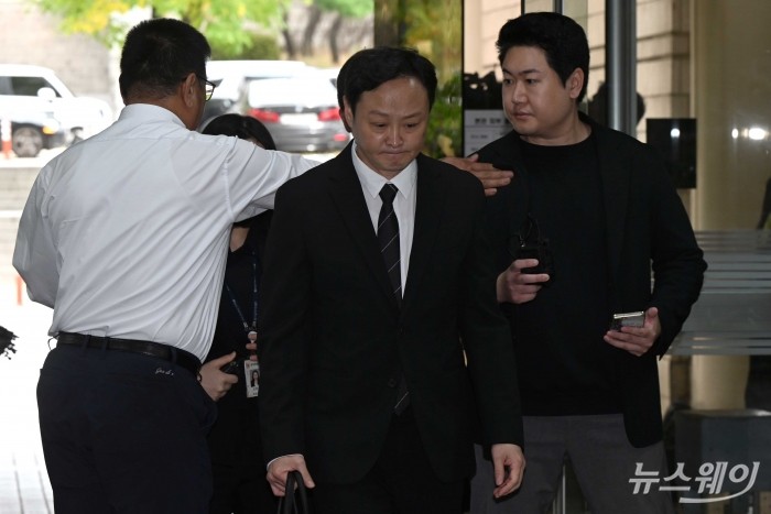 류광진 티몬 대표가 10일 오전 서울 서초구 중앙지방법원에서 열린 구속 전 피의자 심문(영장실질심사)에 특정경제범죄 가중처벌 법률 위반(사기·횡령·배임) 등 혐의로 법원에 출석하고 있다. 사진=강민석 기자 kms@newsway.co.kr