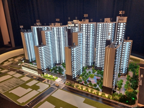 '아크로 리츠카운티' 시세差 8억···초·중교는 다소 머네