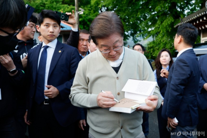 '책 사인' 요청 행렬에···이재명 "꽤 팔려서 변호사비 될 것 같아" 기사의 사진
