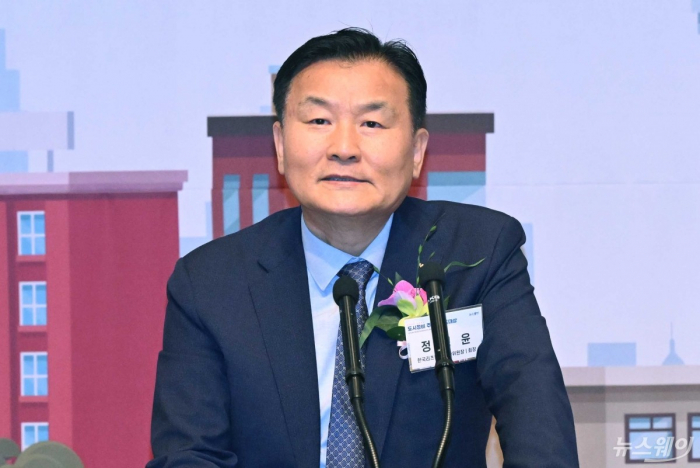 정병윤 한국리츠협회장이 25일 오후 서울 중구 한국프레스센터에서 열린 뉴스웨이 '2025 도시정비 주택브랜드대상' 시상식에서 심사총평을 하고 있다.