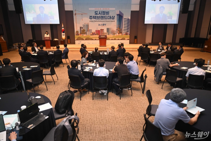 박상우 국토교통부 장관이 25일 오후 서울 중구 한국프레스센터에서 열린 뉴스웨이 '2025 도시정비 주택브랜드대상' 시상식에서 영상으로 축사를 하고 있다.