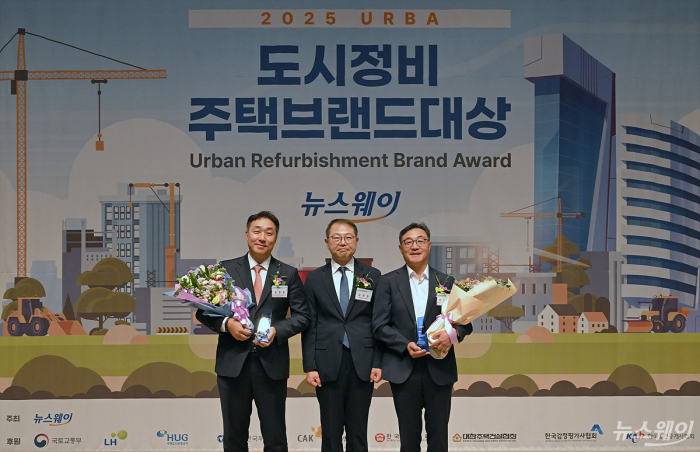 제11회 뉴스웨이 도시정비 주택브랜드대상 시상식에서 김종현 뉴스웨이 회장(앞줄 왼쪽 일곱 번째)과 김헌정 국토교통부 주택정책관(앞줄 왼쪽 다섯 번째) 및 수상 기업 관계자들이 기념 촬영을 하는 모습. 앞줄 왼쪽부터 ▲김민수 ㈜한화 건설부문 정비사업관리팀장 ▲김정웅 쌍용건설 건축사업부문 상무 ▲김영민 포스코이앤씨 홍보팀장 ▲최홍철 HDC현대산업개발 음성아이파크 소장 ▲임희석 DL이앤씨 상무 ▲도정훈 대우건설 주택건축사업담당 상무 ▲김종현 뉴스웨이 회장 ▲이상의 GS건설 건축주택 도시정비사업 부문장 ▲장영현 HJ중공업 홍보팀장 ▲최철욱 BS한양 상무 ▲황선진 롯데건설 주택사업부문 책임 ▲김순종 SK에코플랜트 솔루션 기획 임원, 두 번째 줄 왼쪽부터 ▲이영규 한국주택협회 전무 ▲황의신 뉴스웨이 대표이사 ▲이승주 한국도시정비학회장 ▲최임락대한건설협회 부회장 ▲김헌정 국토교통부 주택정책관 ▲정병윤 심사위원장(한국리츠협회장) ▲이병훈 대한주택건설협회 부회장. 사진=이수길 기자 Leo2004@newsway.co.kr