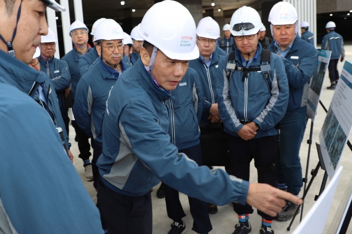 송치영 포스코이앤씨 사장(가운데)이 지난 23일 중대재해가 발생한 대구 현장을 찾아 네 번째 '현장 전사 경영회의'를 진행하고 있다. 사진=포스코이앤씨 제공