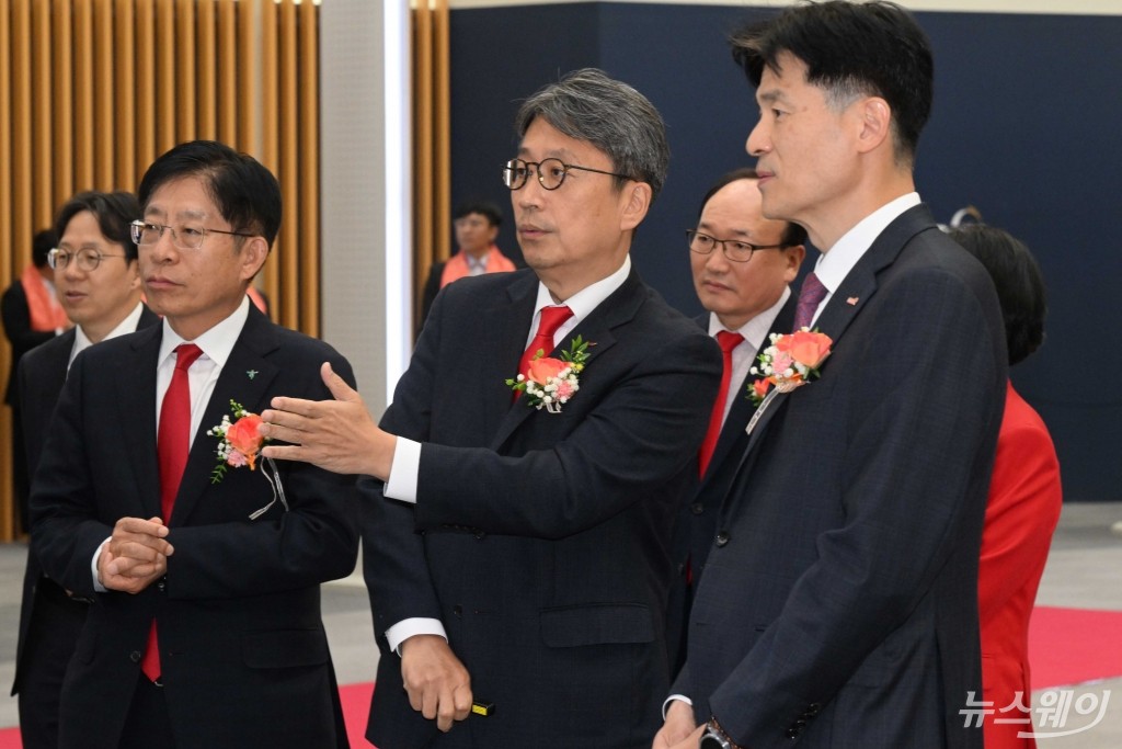 강성묵 하나증권 대표·민경욱 거래소 본부장에 삼익제약 설명하는 이충환 대표