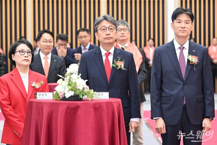 (왼쪽부터)권영이·이충환 삼익제약 대표이사와 민경욱 한국거래소 코스닥시장본부장이 27일 오전 서울 여의도 한국거래소에서 열린 삼익제약 코스닥 상장 기념식에 참석해 자리하고 있다. 사진=강민석 기자 kms@newsway.co.kr