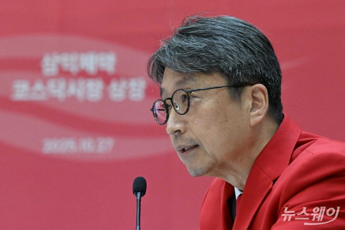 이충환 삼익제약 대표이사가 27일 오전 서울 여의도 한국거래소에서 열린 삼익제약 코스닥 상장 기념식에서 상장소감을 하고 있다. 사진=강민석 기자 kms@newsway.co.kr