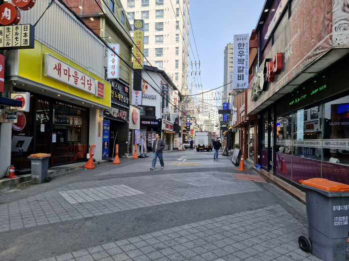 저녁 장사를 앞둔 영등포역 5번 출구 앞 먹자골목. 사진=조효정 기자