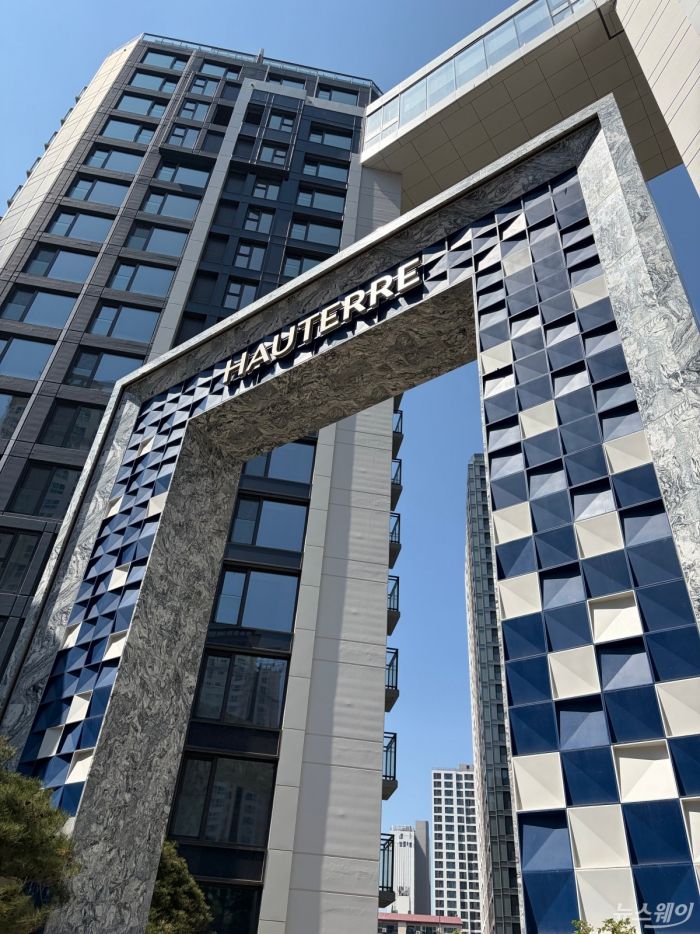 포스코이앤씨가 서울 서초구 잠원동에 선보이는 '오티에르 반포' 문주. 사진=박상훈 기자